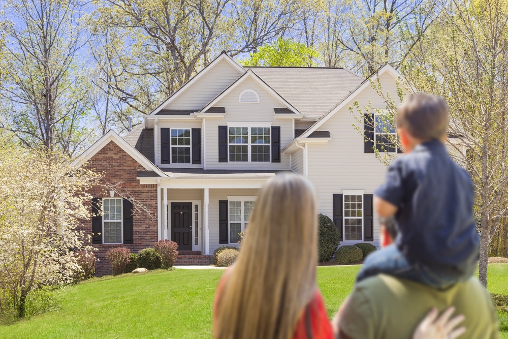 couple deciding whether or not to rent or buy a new home